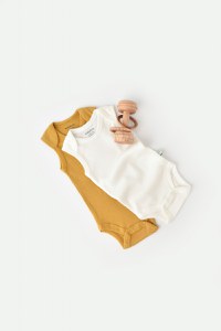 Set 2 body-uri fara maneci bebe unisex din bumbac organic si modal - Mustar/Ecru, BabyCosy - 1