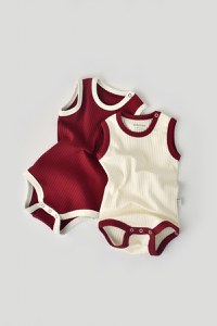 Set 2 body-uri fara maneci Ribana Bebe Unisex din bumbac organic si 5%elastan - Ecru/Bordo BabyCosy - 1