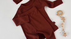 Set 3 piese: bluzita cu maneca lunga, pantaloni lungi si caciulita din bumbac organic si modal - Caramiziu BabyCosy