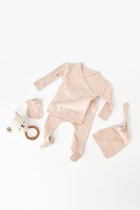 Set 4 piese: bluza, pantaloni, caciulita si manusi din bumbac organic si modal - Blush, BabyCosy - 1