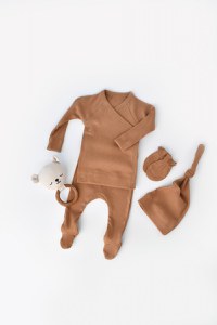 Set 4 piese: bluza, pantaloni, caciulita si manusi din bumbac organic si modal - Maro, BabyCosy - 1