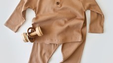 Set bluzita cu maneca lunga si pantaloni lungi din bumbac organic si modal - Maro BabyCosy