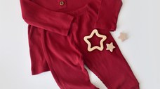 Set bluzita cu maneca lunga si pantaloni lungi din bumbac organic si modal - Rosu BabyCosy