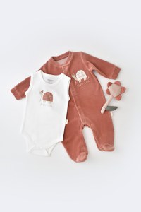 Set Broscuta cu salopeta si body din 80%bumbac organic si 20% poliester - Caramiziu, BabyCosy - 1