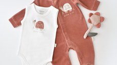 Set Broscuta cu salopeta si body din 80%bumbac organic si 20% poliester - Caramiziu, BabyCosy