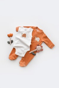 Set Broscuta cu salopeta si body din 80%bumbac organic si 20% poliester - Portocaliu, BabyCosy - 2