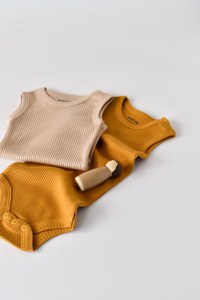 Set de 2 body-uri fara maneci din bumbac organic si modal - Mustar/Somon BabyCosy - 8