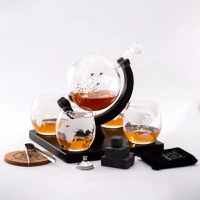 Set decantor cu doua/patru pahare din sticla, design Glob Pamantesc, cu suport de lemn, 850 ml - 1